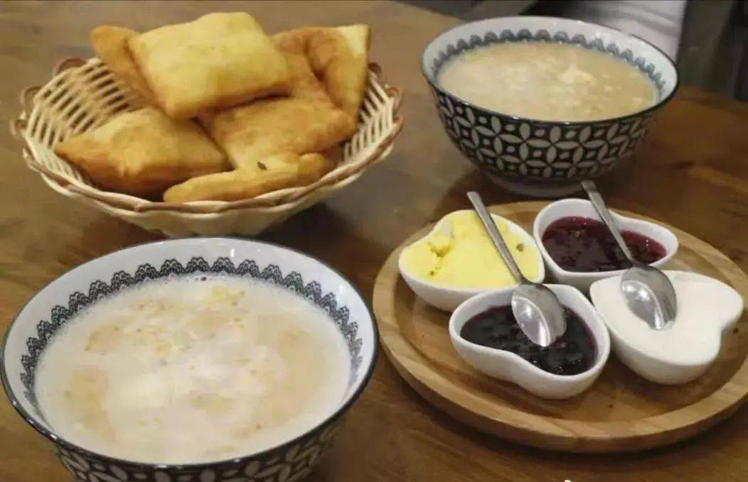下面小编就带你康康哈萨克族美食 奶茶配馕是一份标准的新疆早餐.