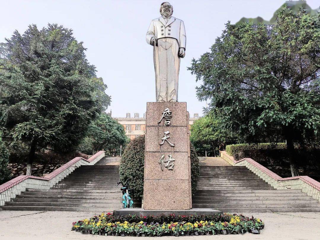 北区学子与雕像擦肩而过 詹天佑像矗立在天佑路的尽头 欢迎着山水交大