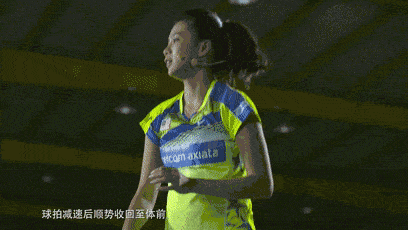 挥下,挥到身体的左前侧,同时右肩送出,带动右脚顺势迈出,完成击球动作