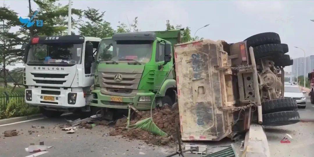 本地正经事儿消防人员到场后看到,事故现场共有三辆大车,其中一辆渣土