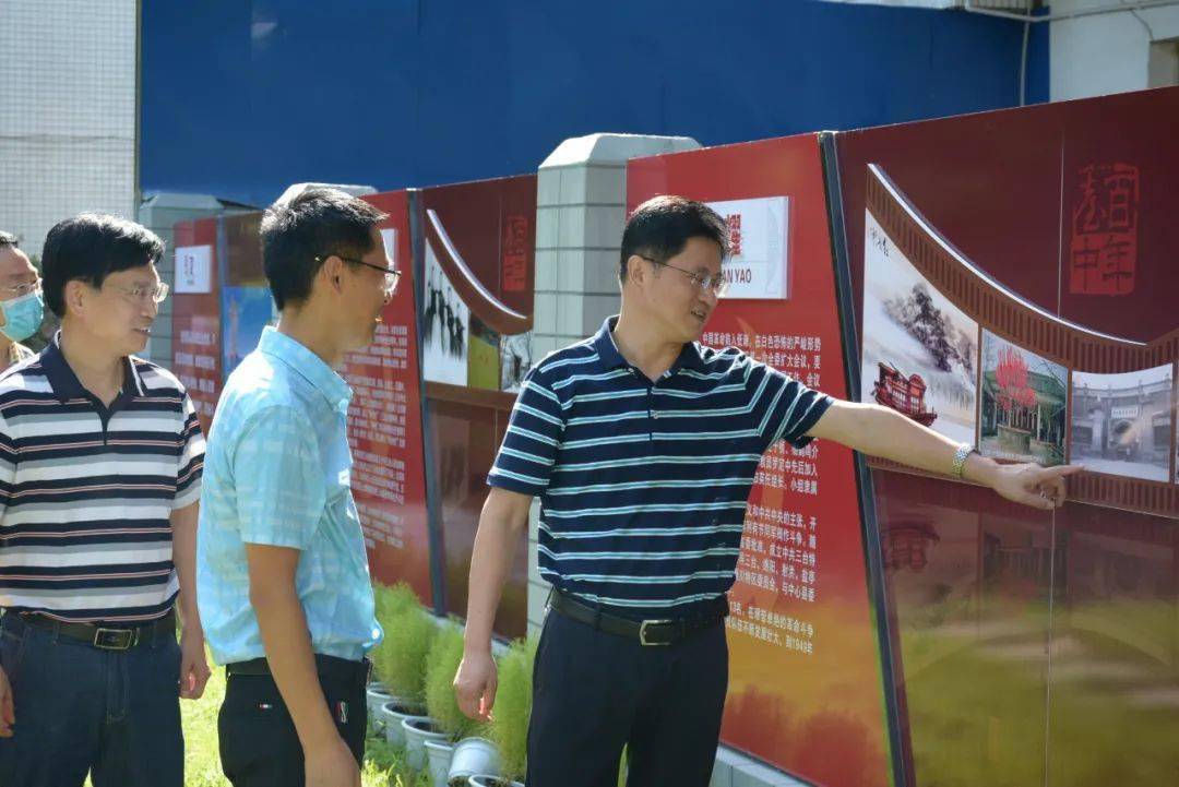 三台中学党委书记,校长刘建明陪同参观学校,并对学校有关情况作了介绍