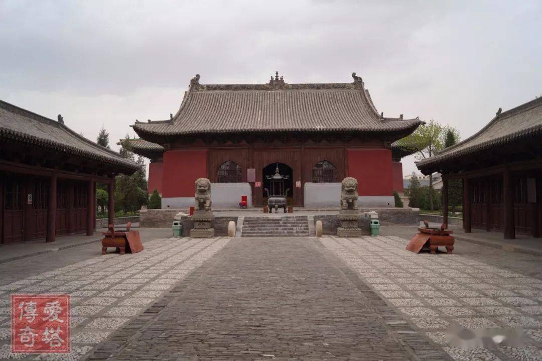 内部的彩塑壁画是近年新补的 大雄宝殿后面,是崇福寺最为重要的建筑