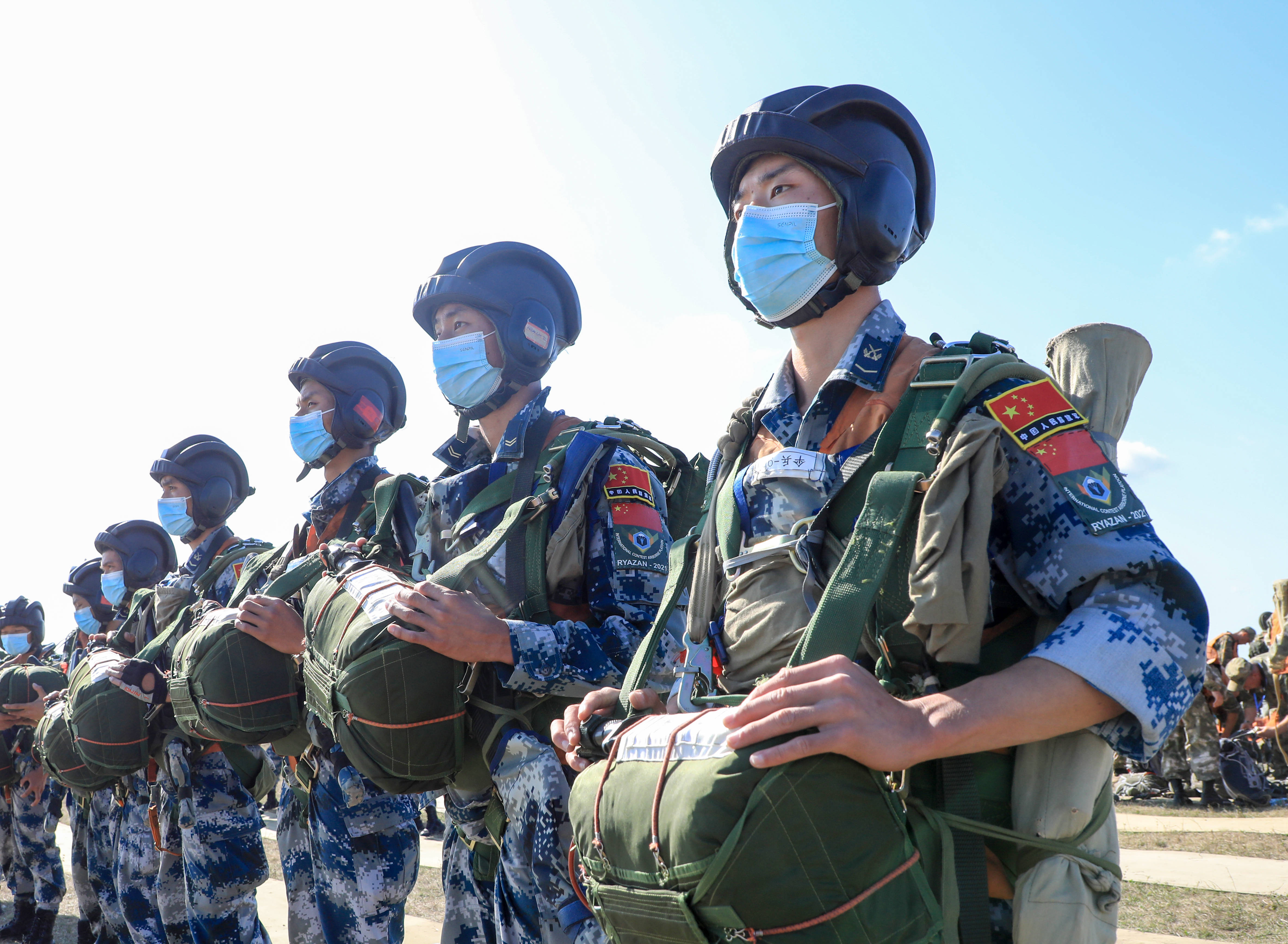 在俄罗斯梁赞州日多瓦空降场,参加"空降排"空降兵分队比赛的中国参赛