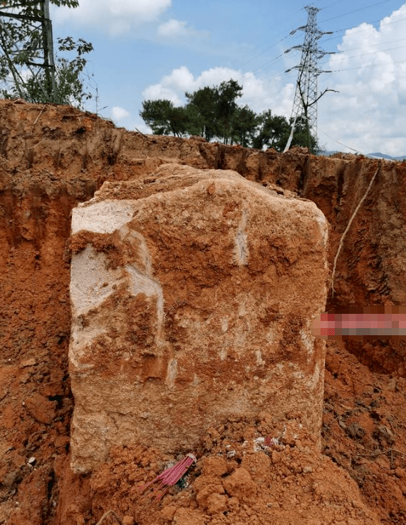 上思一项目工地上挖出一副三合土石棺推断为明朝古墓