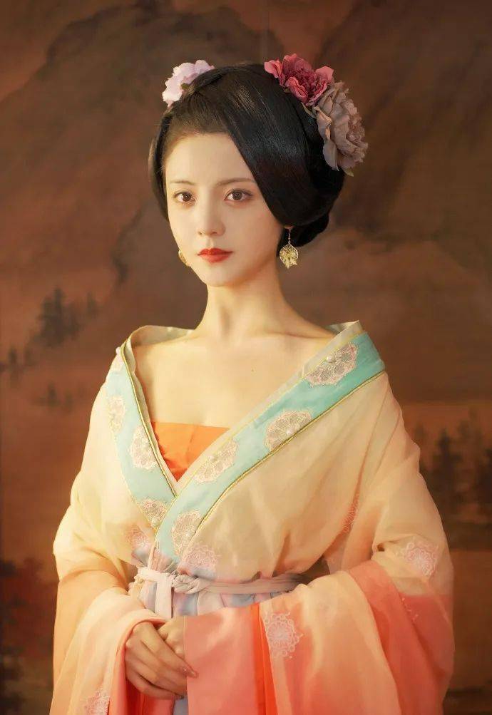 一人一生活吴晨一颦一笑间流露出古典韵味00后女孩传承汉服华美
