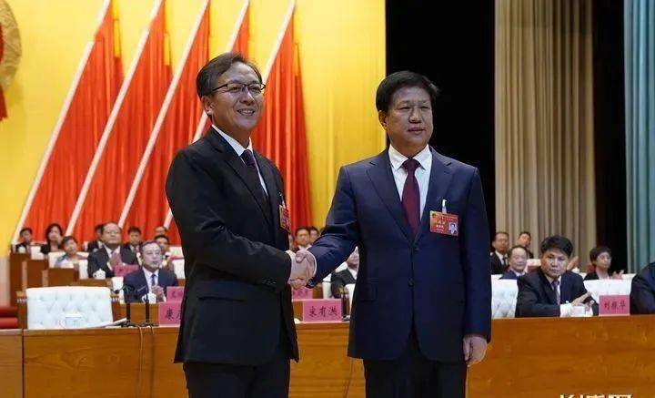 向辉(左)当选沧州市人民政府市长.