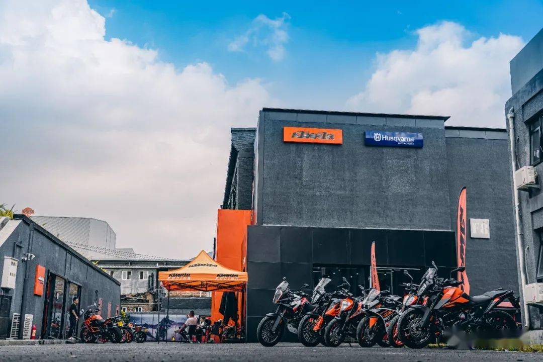 橙色包裹一抹蓝,打卡北京ktm&胡斯瓦纳双品牌形象店丨