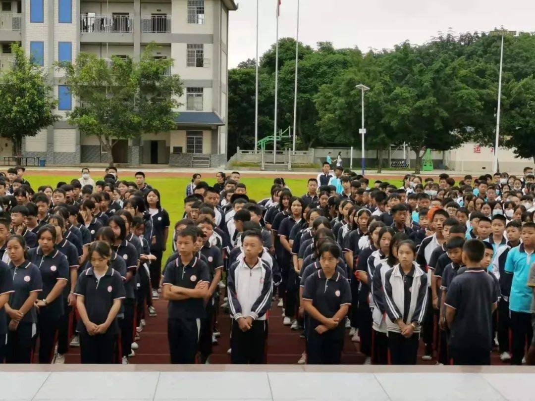 们认真学习了 防疫相关的知识 另一边 勐腊县南腊中学和勐腊镇中学 纷