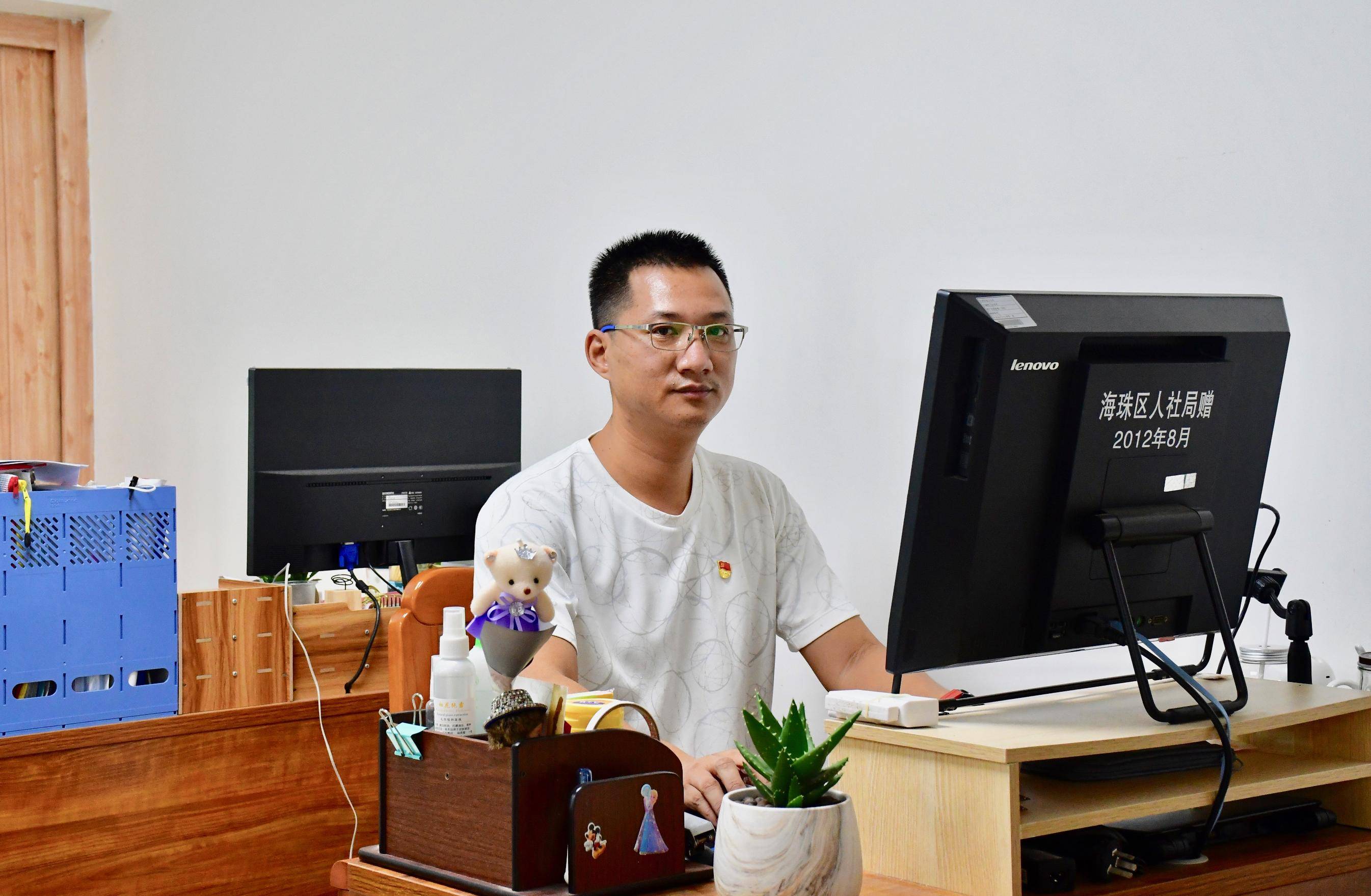 点赞社区书记丨黄志坚:心怀责任与担当,为居民排忧解难