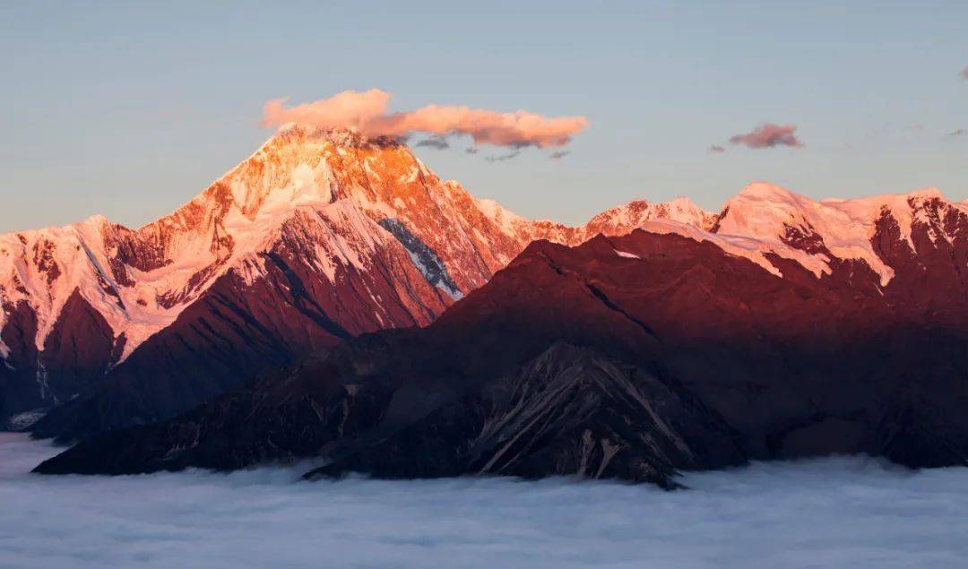 之王"雪山群峰就在眼前 直线 5 公里的距离 贡嘎神山的气息扑面而来