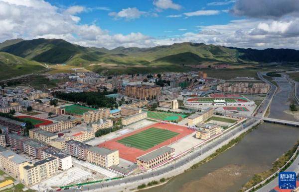 8月30日,甘肃省甘南藏族自治州碌曲县藏族中学迎来了新学期开学报到.