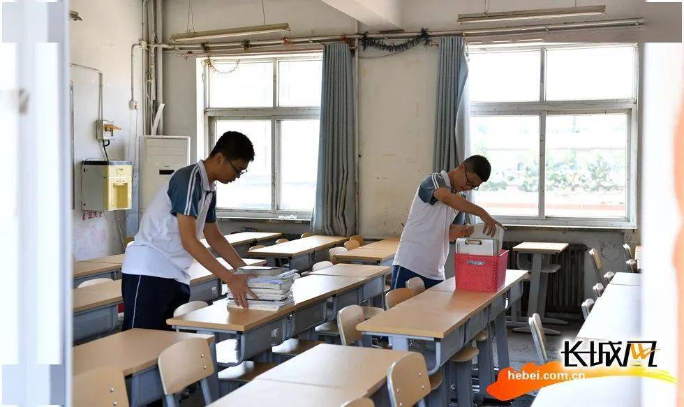 石家庄二中雄安校区河北安新中学的学生们进入班级整理课本.