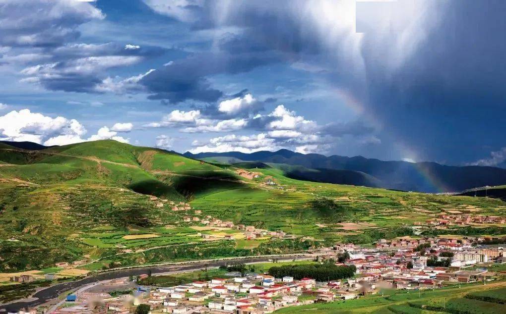 壤塘县位于川西北高原 阿坝藏族羌族自治州西部 地处青藏高原东部