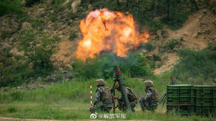 解放军新型大口径车载迫击炮曝光登陆战城市战中的攻坚利器