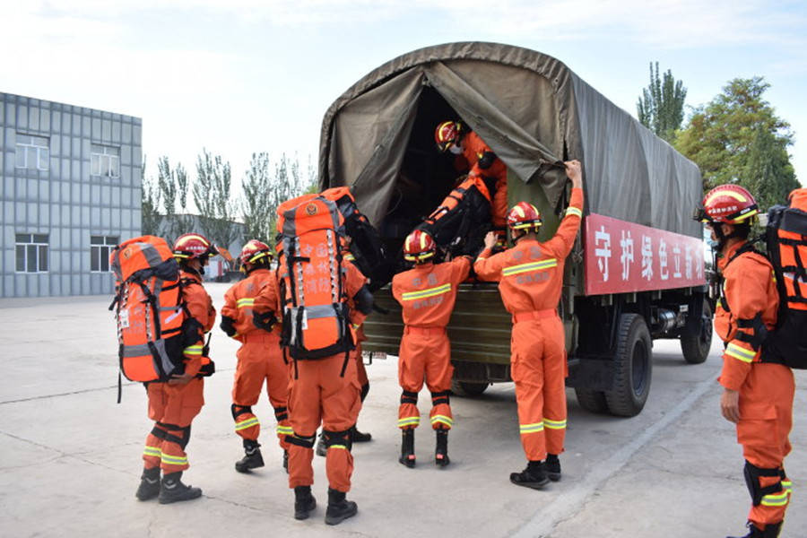 新疆森林消防总队迅速指导各单位做好出行任务准备.