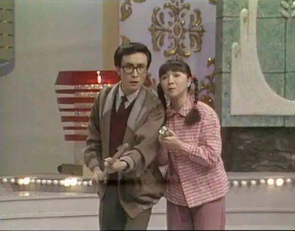 连登春晚28年,从小品女王到"滚"出春晚,蔡明怎么了?