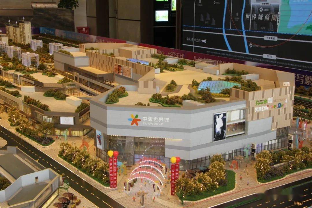 走进商业综合体项目施工现场,中骏·世界城销售经理张桂林为笔者详细