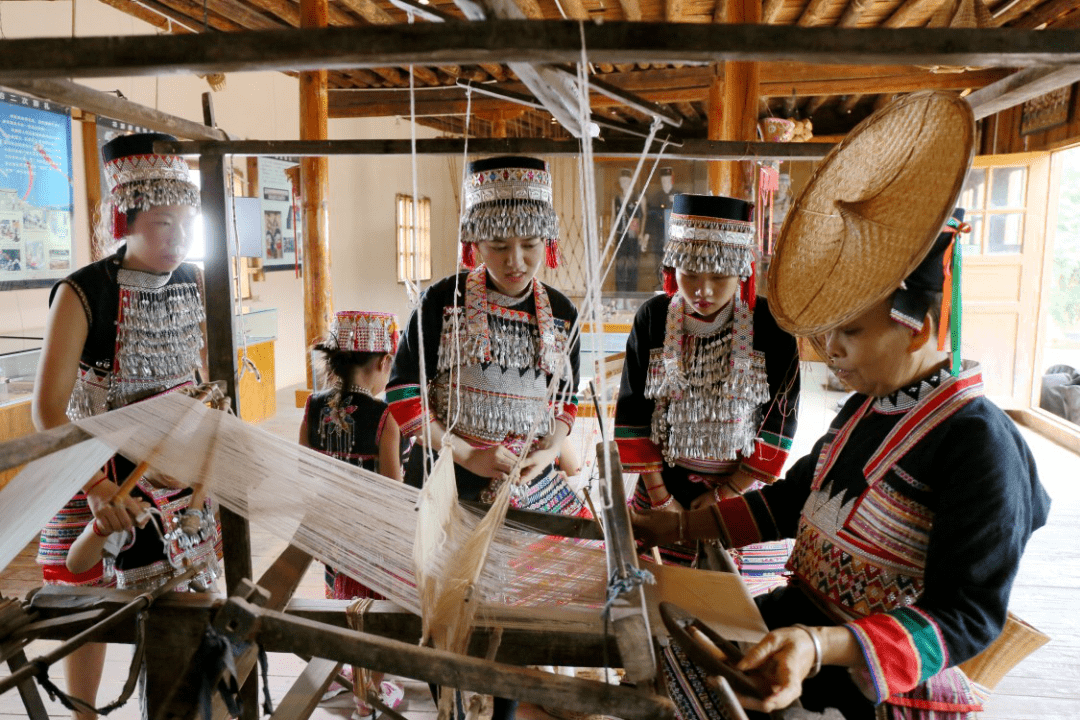 刺绣傣族(花腰傣)妇女背着家人衣服去田间祭祀谷神傣族(花腰傣)母亲