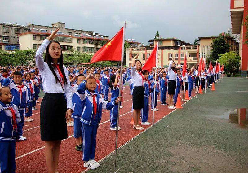 9月6日上午,西昌市第二小学紫薇分校在操场上举行了2021—2022学年度
