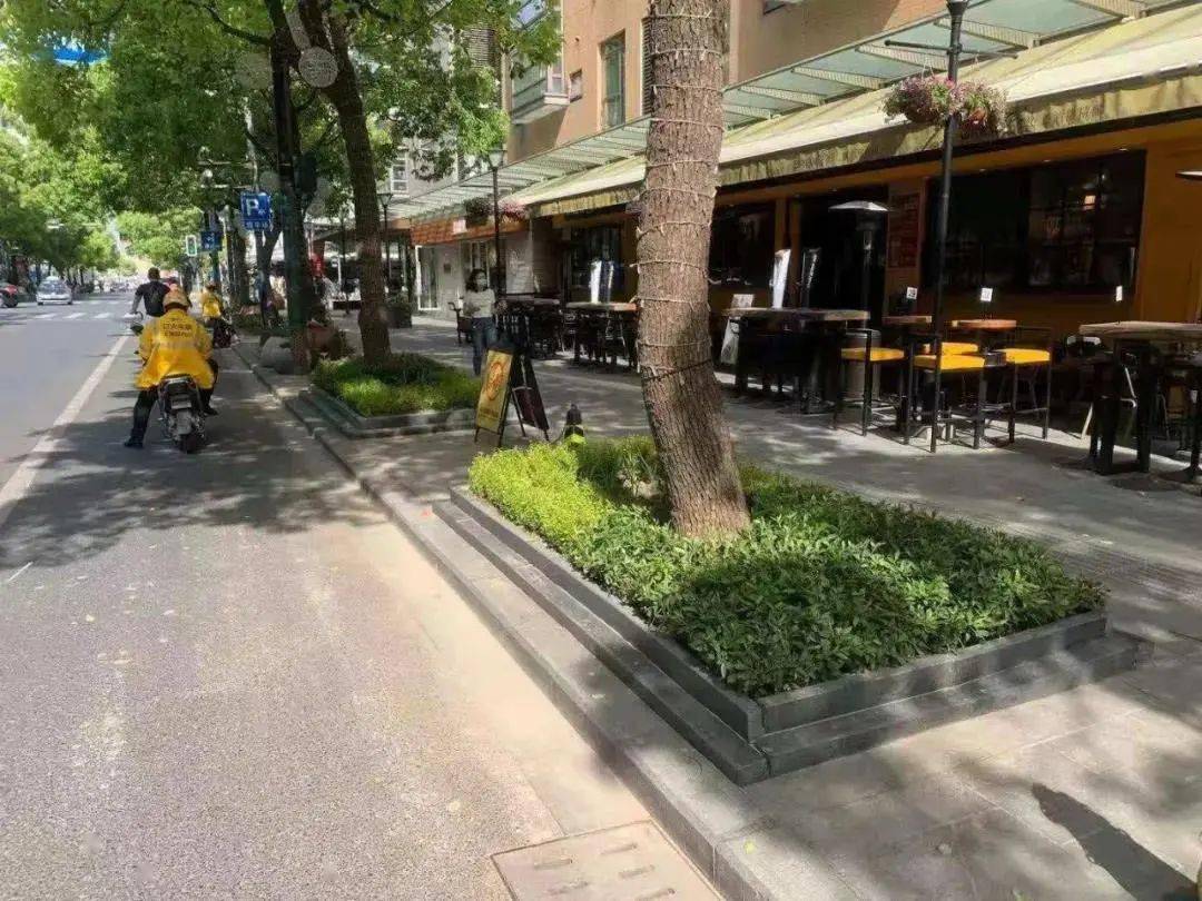 沿线花坛侧石还更换为花岗岩侧石,增加休息座凳等便民设施.
