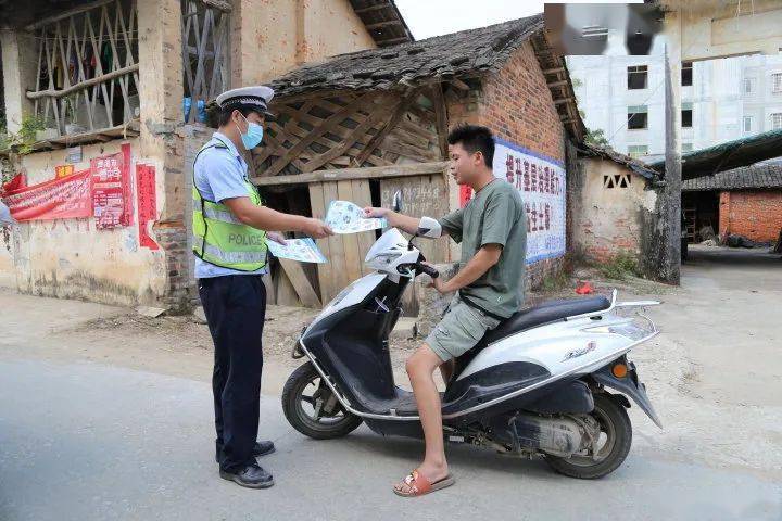 【美丽乡村行】平南交警宣教进农村 筑牢交通安全防线