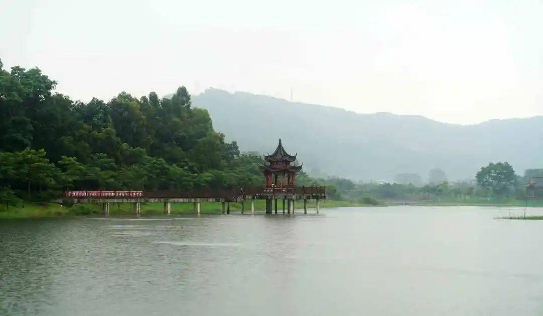 厚街镇东靠大岭山森林公园,西依东引运河,拥有横岗水库,三丫陂水库等