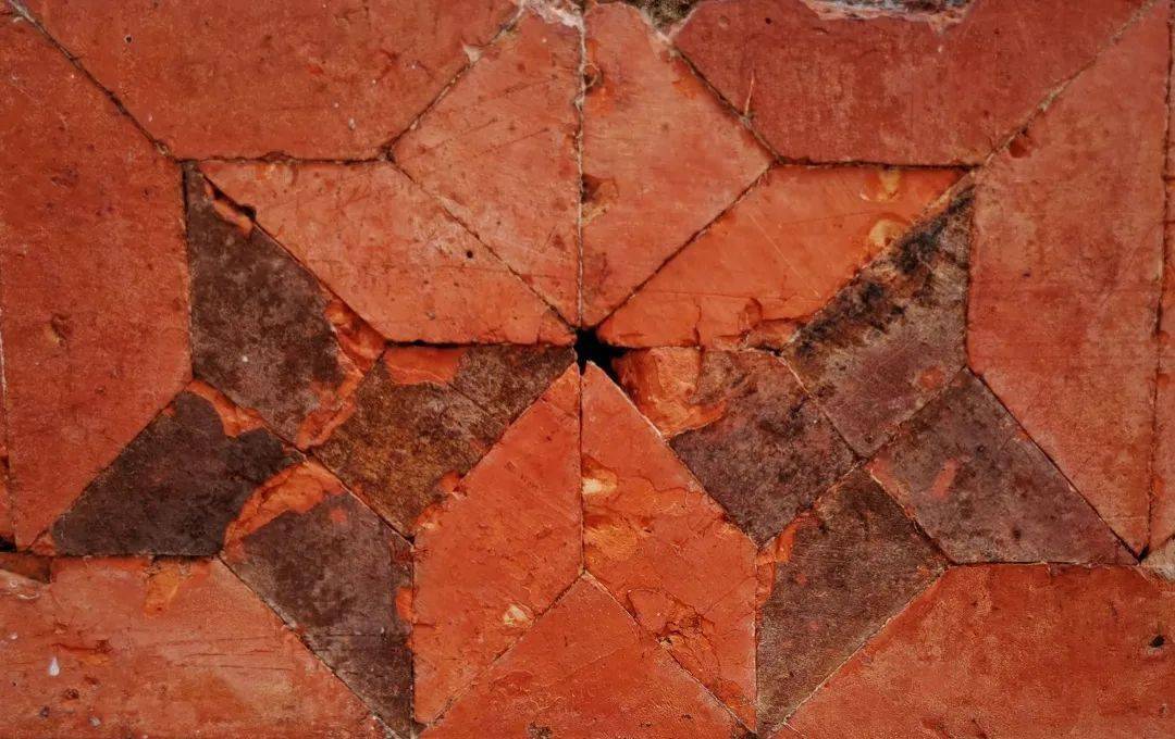 红砖墙面特有的"拼花"形式,是将烧好的各种几何图形或花蝶,龙凤纹样的