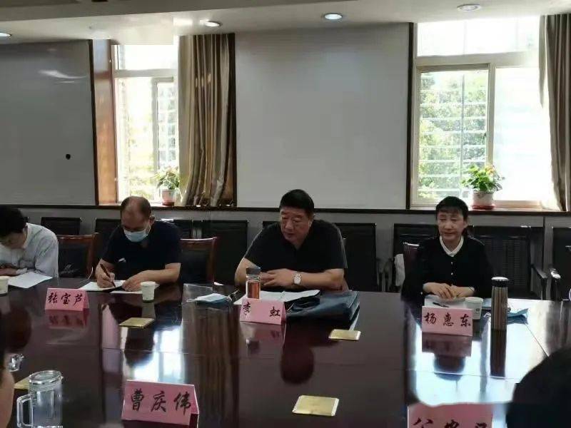 县委常委,常务副县长曹庆伟代表县委,县政府向督导组汇报安全