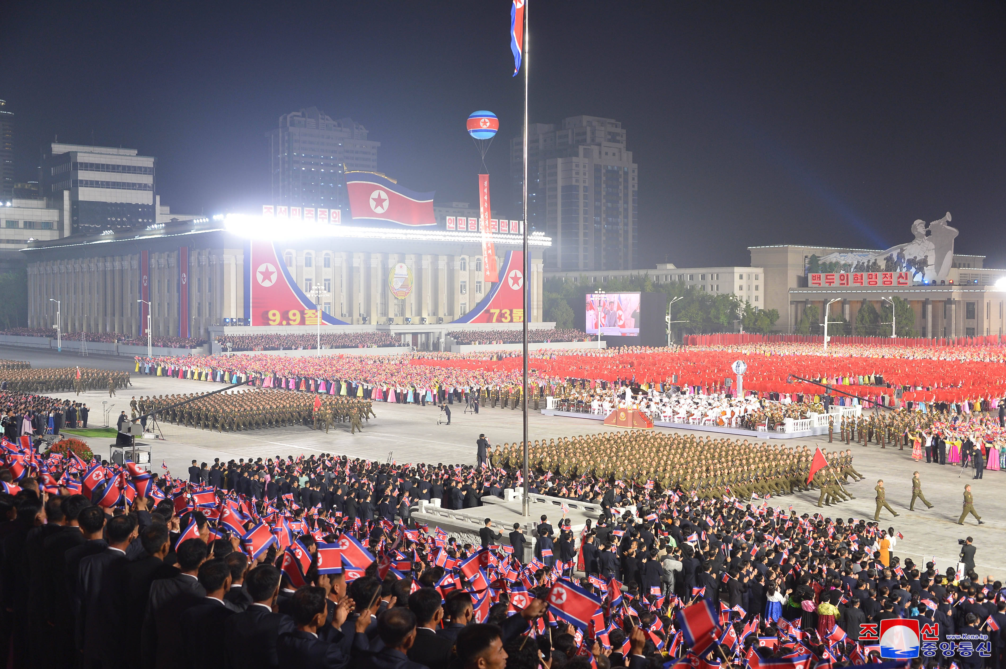 朝鲜举行民间及安全武装力量阅兵式庆祝国庆73周年