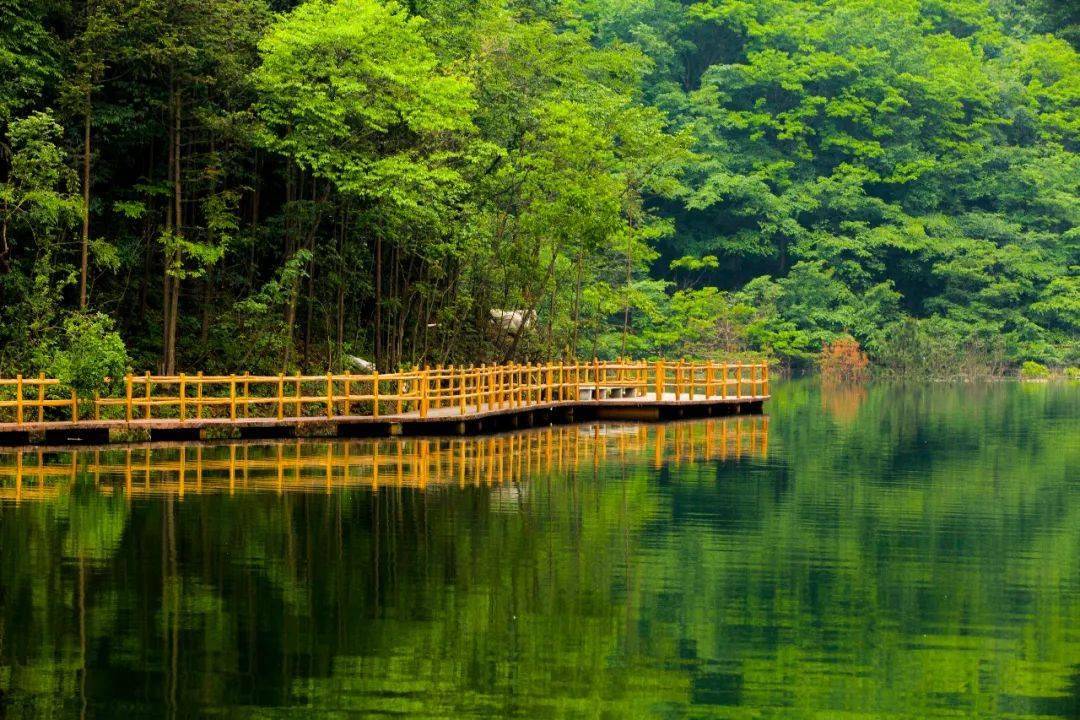汤泉池风景区是河南省著名的温泉疗养和山岳风景区.