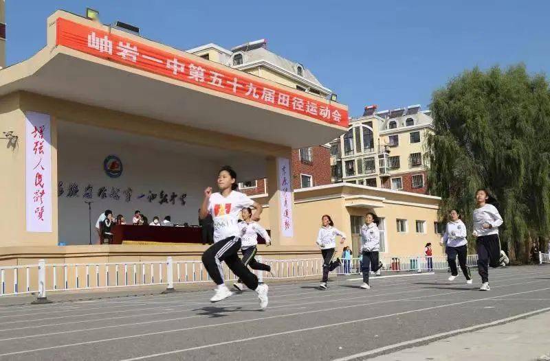 此外,在《岫岩一中学生作业留批制度》中,也明确规定了作业布置的难易