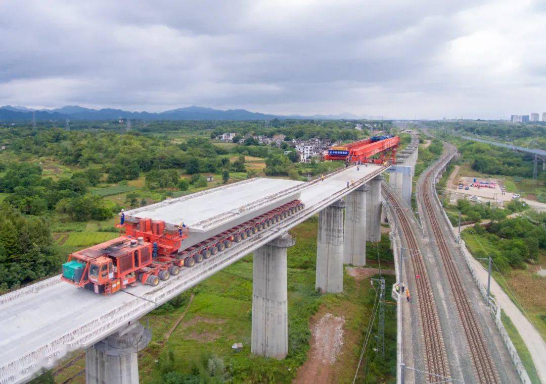 昌景黄铁路全线首个跨铁路营业线箱梁架设完成