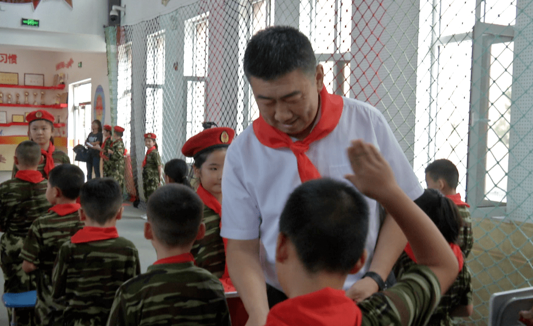 鄂托克旗实验小学举行"少年军校,军民共建民族团结示范校"授牌仪式