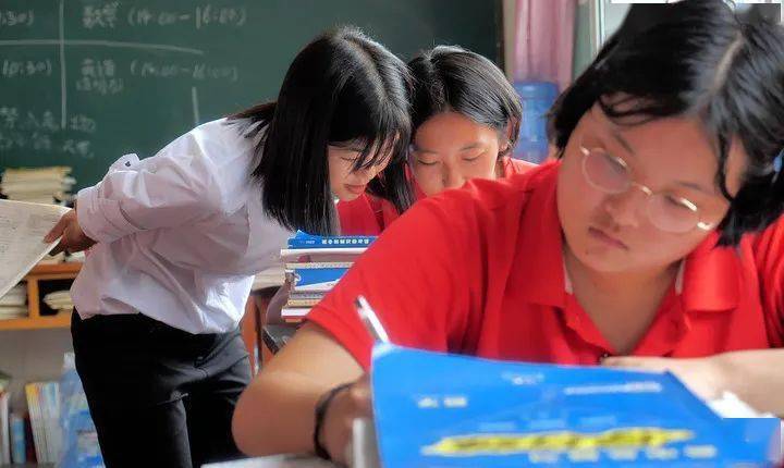 正当一家人茫然无助时,周云丽听说县里刚刚成立一所免费高中,专门