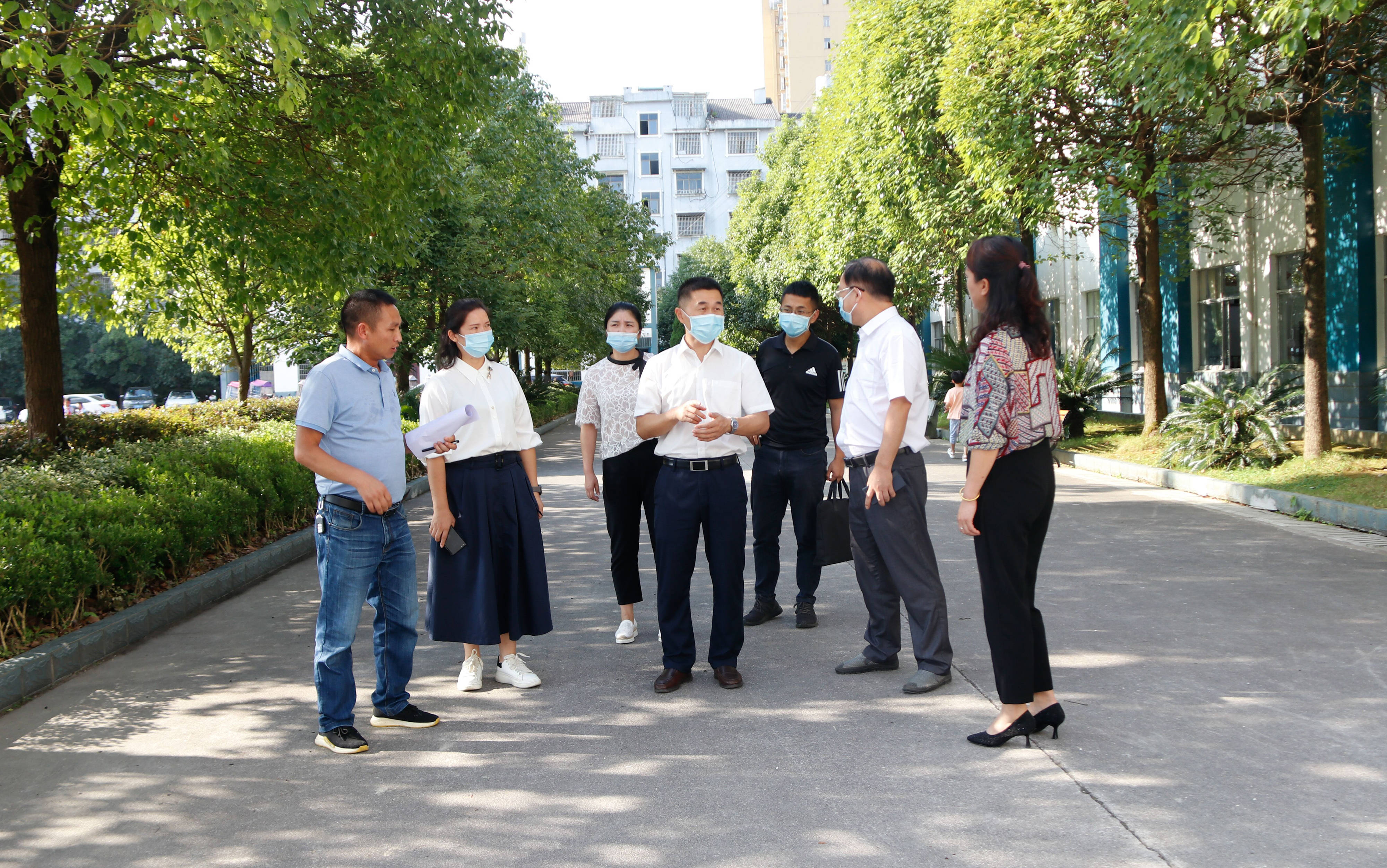 丹寨县领导开展教师节走访慰问活动