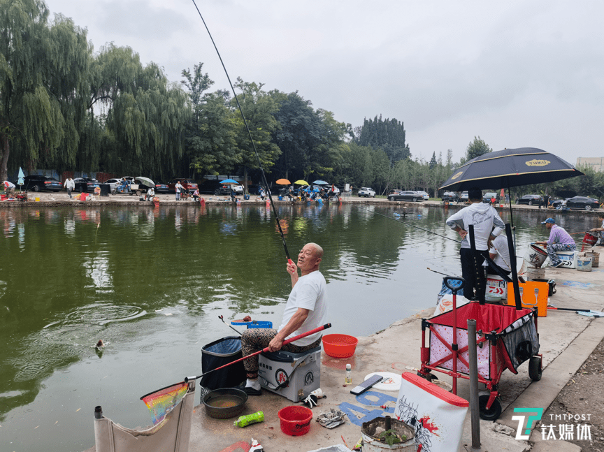 在位于朝阳区王四营桥北的古塔南园垂钓园内,一场大雨过后,数十人围坐