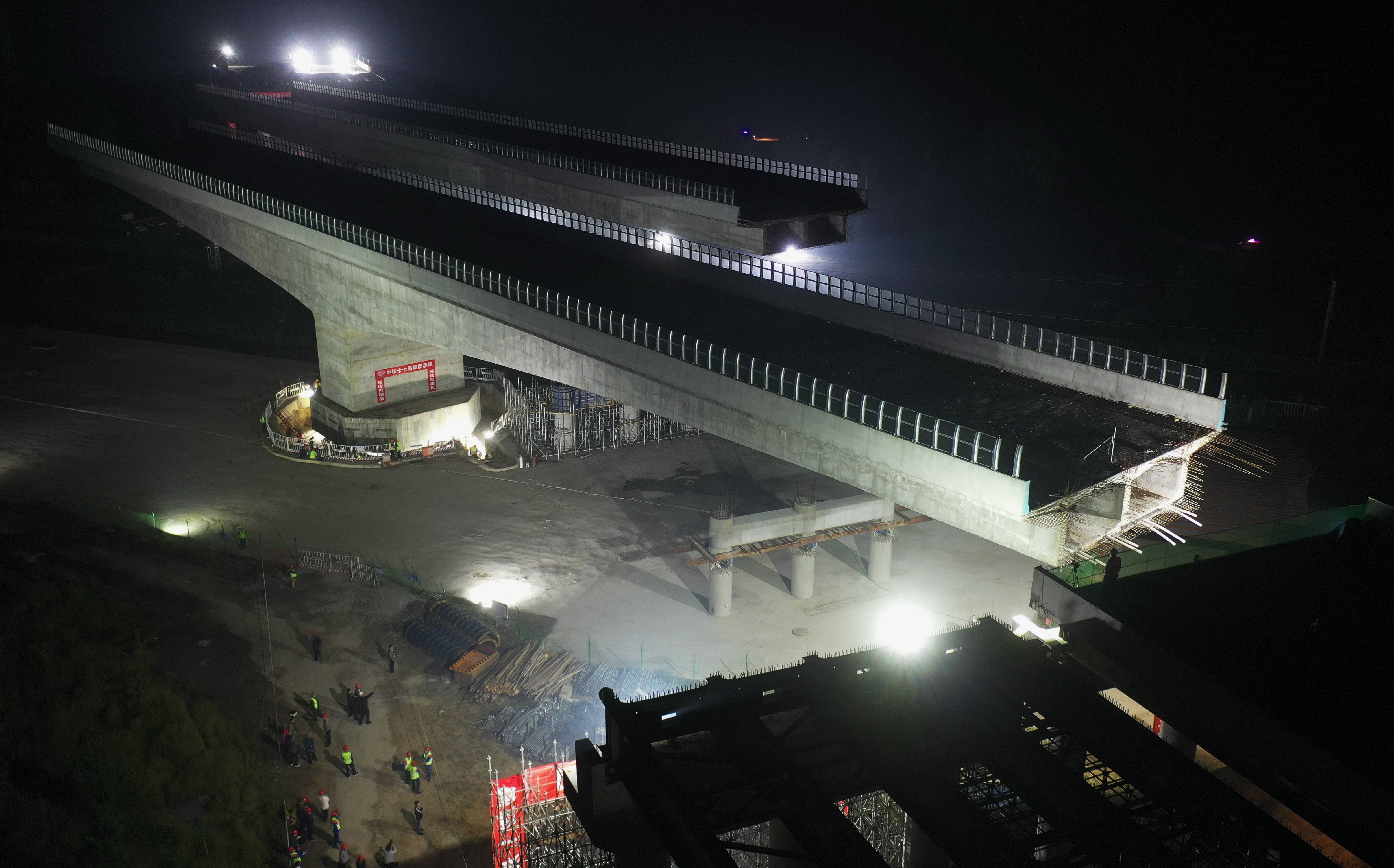 迁曹高速公路跨京哈铁路转体桥成功转体