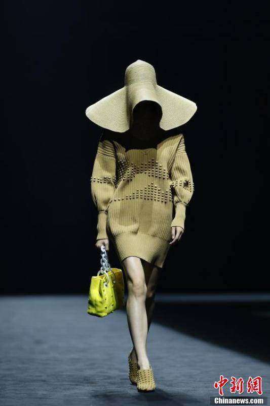 模特在北京中国国际时装周上展示设计师刘彦君设计的时装.