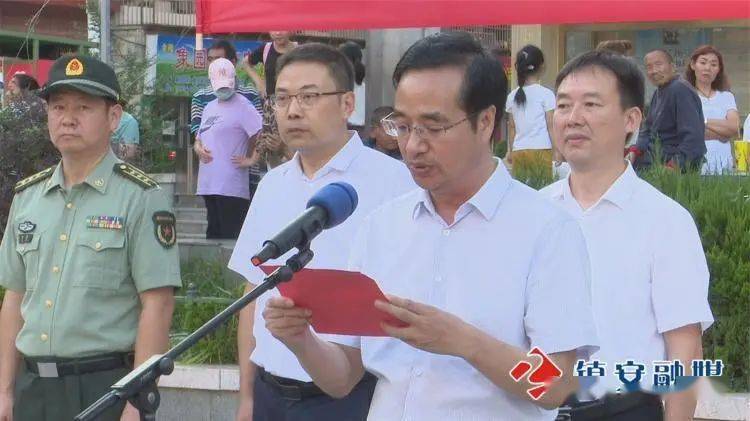 捐赠仪式上,镇安县各界爱心济困协会会长关忠武,西安市镇安商会会长