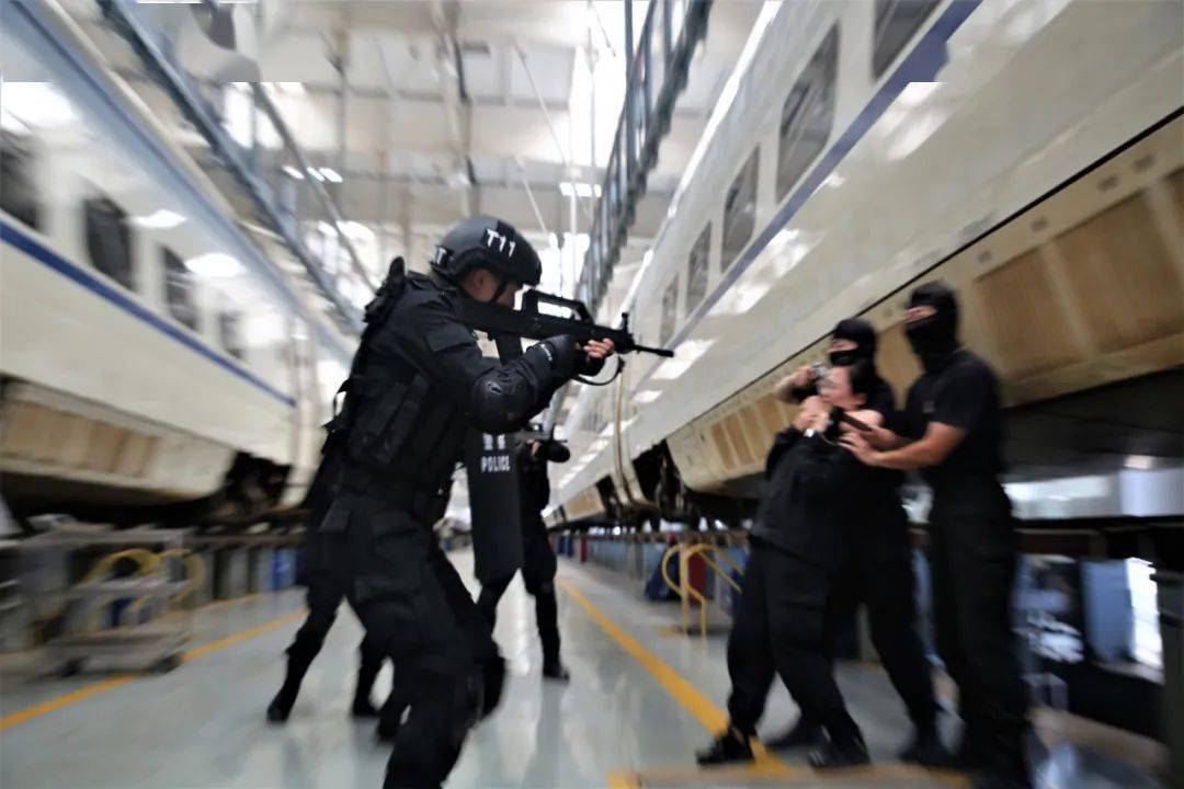 全警实战大练兵现场直击呼和浩特铁路公安处特警实战大练兵多图燃爆