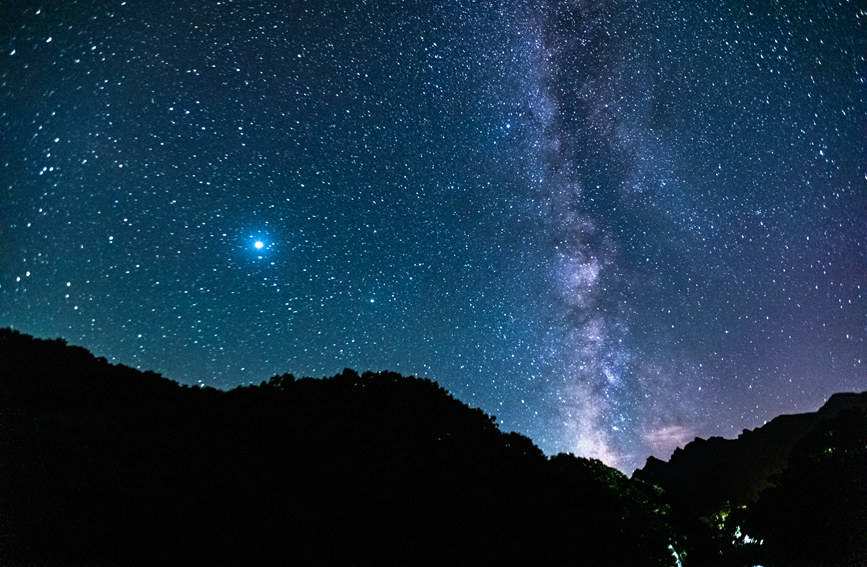 如梦似幻!洛阳白云山星空绝美 银河横跨天际