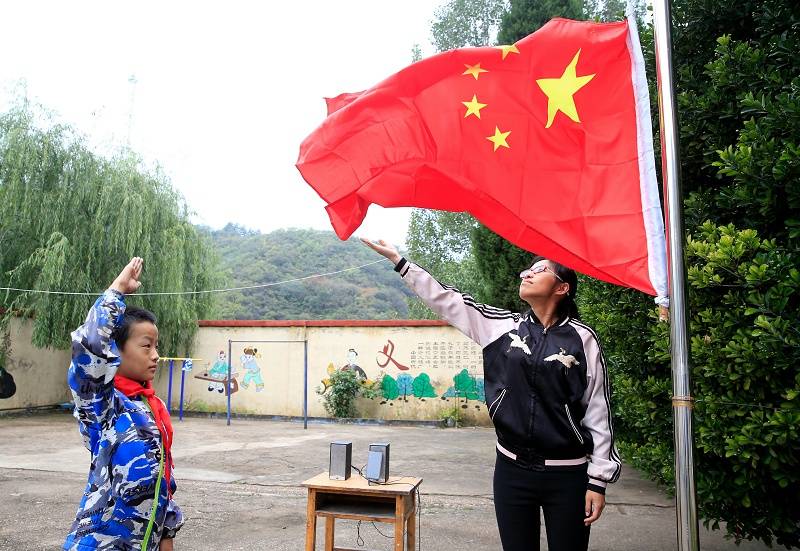 石家庄:喜迎国庆 五星红旗飘起来