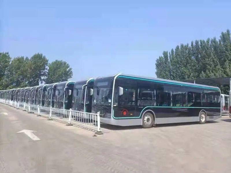 在昌隆源检测站停车场,50辆宇通纯电动公交车整齐地停靠在车位上