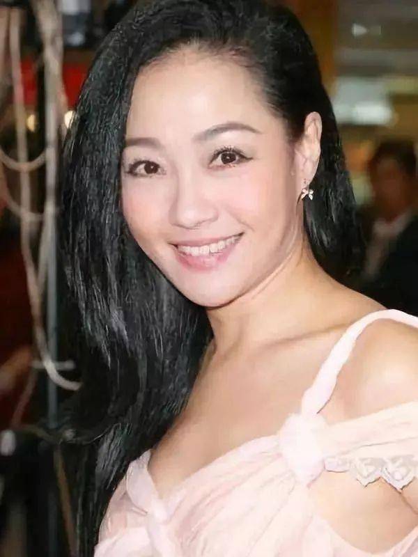 56岁tvb"逆龄女神",坐拥20 家餐厅,至今却未婚未育!