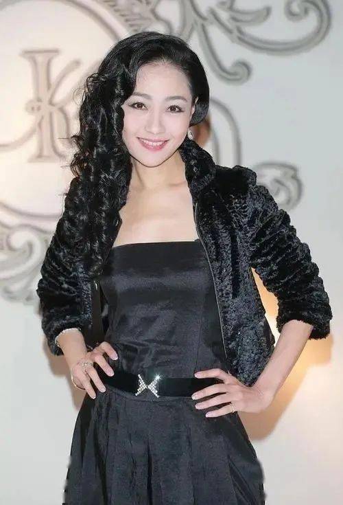 56岁tvb"逆龄女神",坐拥20 家餐厅,至今却未婚未育!