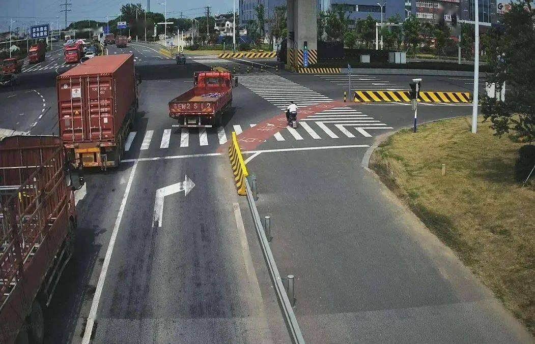 曝光!通港路上的大货车,你们转弯太任性了