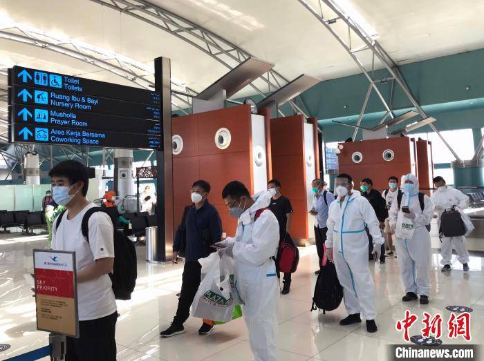 图为旅客排队办理登机手续. 徐捷 摄