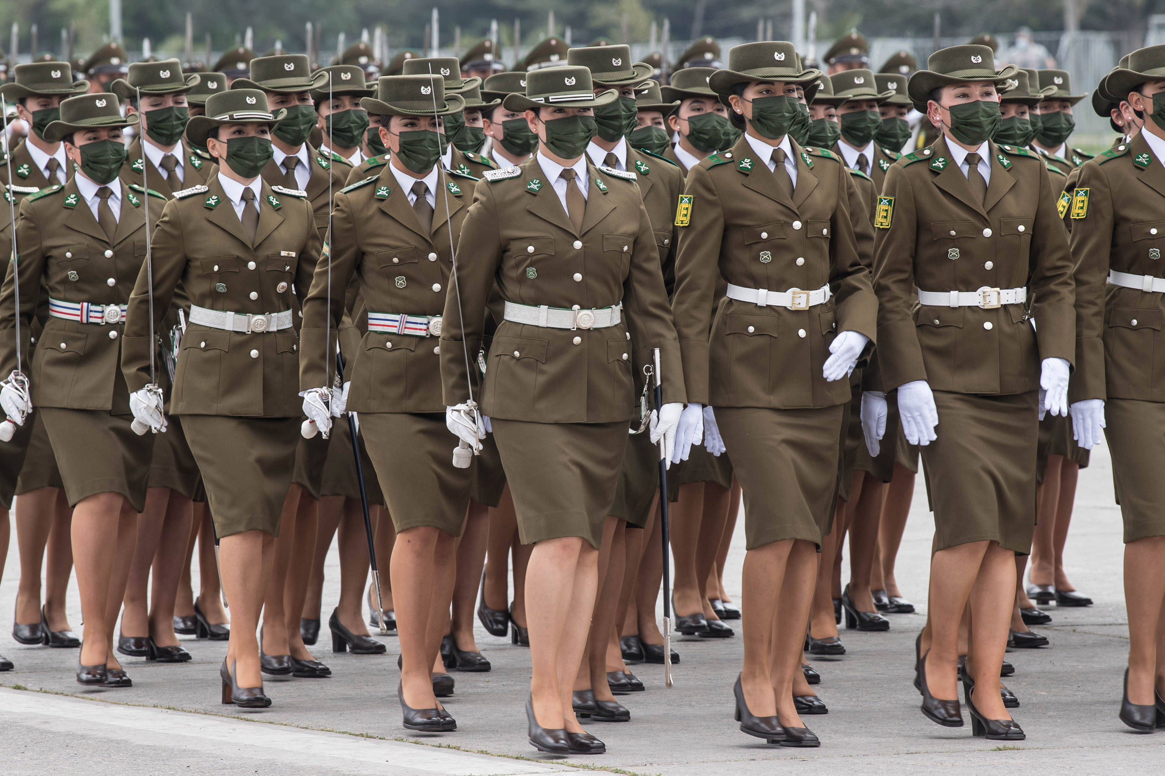 智利举行陆军节阅兵式