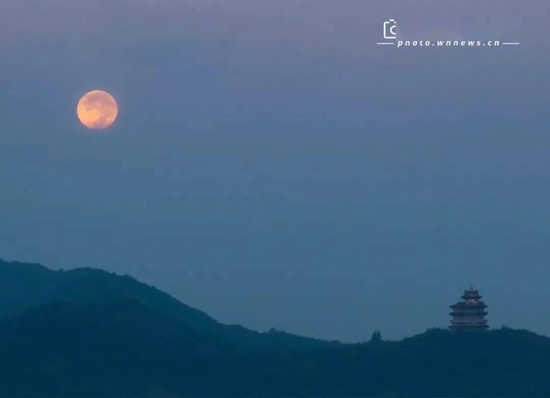 抬头仰望星空 于威海 与交院一起 赏此良辰美景 共度佳节时光 今夜