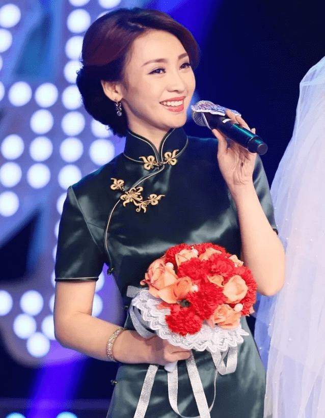 身材 被邱淑贞女儿惊艳到了，穿印花旗袍优雅又显贵气，身材好确实抢镜